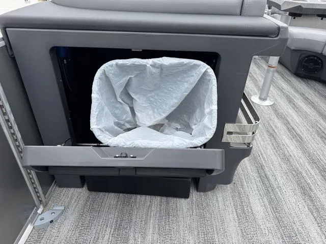 Slide: The Image of Bennington M Swingback 22 MSB Tritoon 2025 - 16