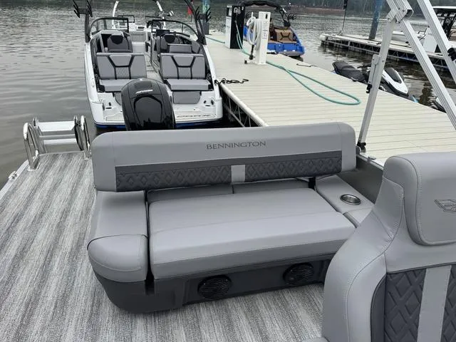 Slide: The Image of Bennington M Swingback 22 MSB Tritoon 2025 - 18