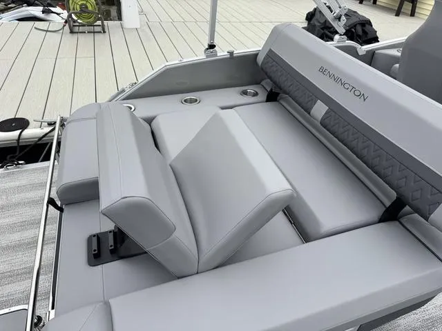 Slide: The Image of Bennington M Swingback 22 MSB Tritoon 2025 - 21