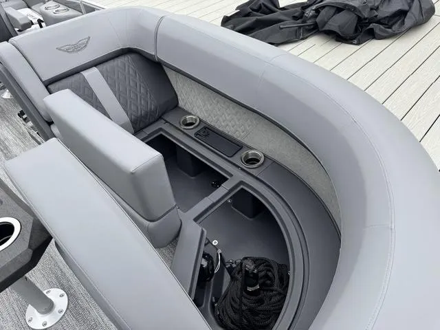 Slide: The Image of Bennington M Swingback 22 MSB Tritoon 2025 - 5