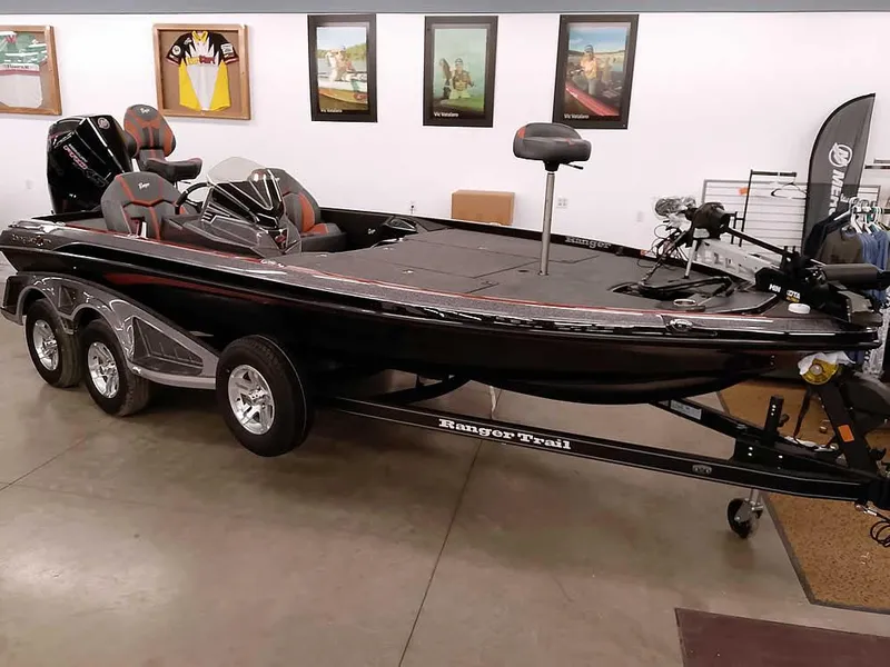 The Image of 2025 Ranger Z520 SC bass boat on display in showroom. - 1