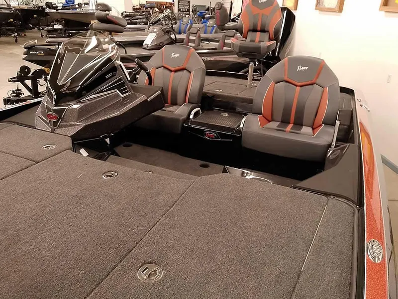 Slide: The Image of 2025 Ranger Z520 SC boat interior with dual seats and modern dashboard. - 10