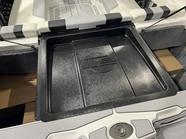 Slide: The Image of Malibu Wakesetter 21 LX 2025 - 11