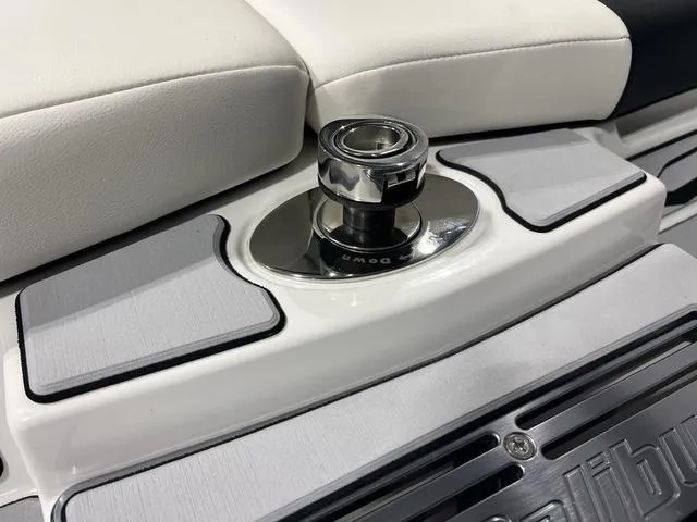 Slide: The Image of Malibu Wakesetter 21 LX 2025 - 12