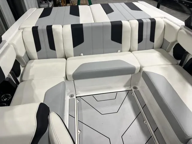 Slide: The Image of Malibu Wakesetter 21 LX 2025 - 13