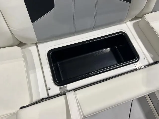 Slide: The Image of Malibu Wakesetter 21 LX 2025 - 14