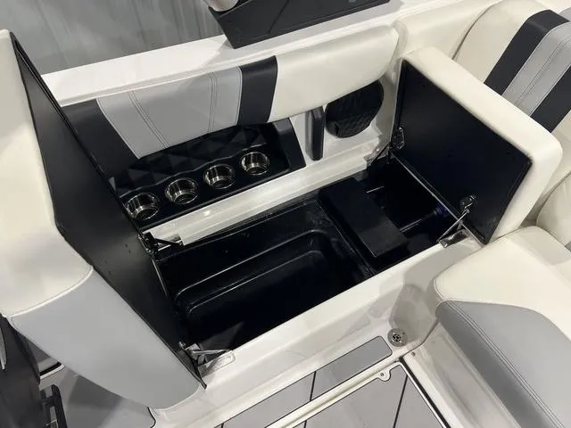 Slide: The Image of Malibu Wakesetter 21 LX 2025 - 15