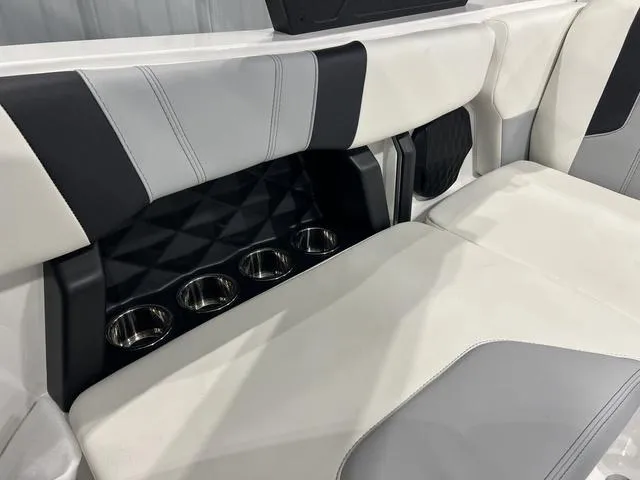 Slide: The Image of Malibu Wakesetter 21 LX 2025 - 16