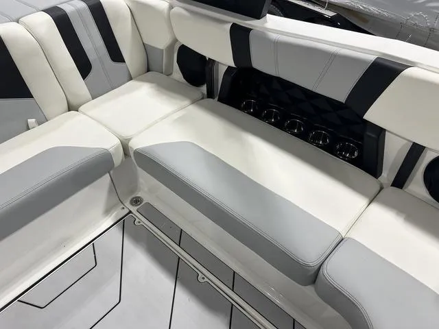 Slide: The Image of Malibu Wakesetter 21 LX 2025 - 17