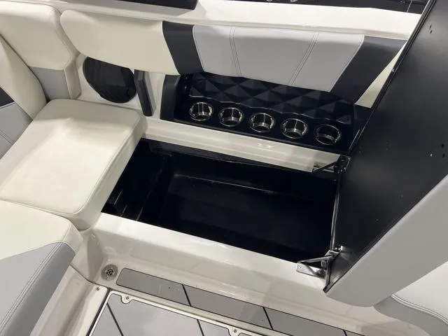 Slide: The Image of Malibu Wakesetter 21 LX 2025 - 18