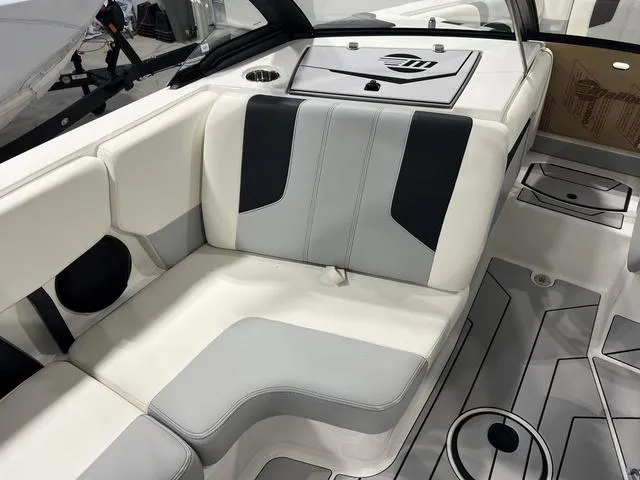 Slide: The Image of Malibu Wakesetter 21 LX 2025 - 19