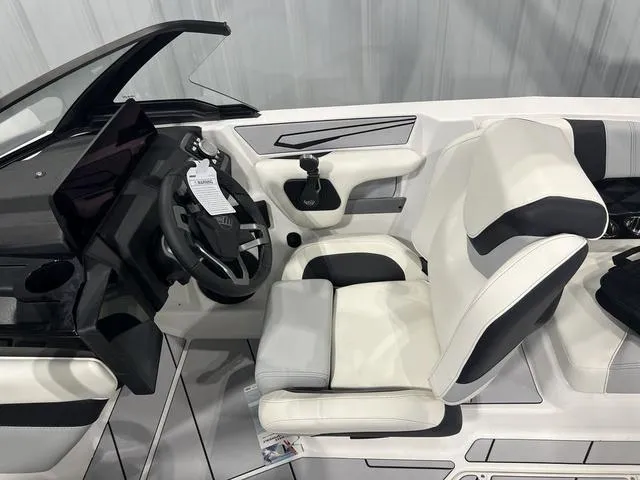 Slide: The Image of Malibu Wakesetter 21 LX 2025 - 21