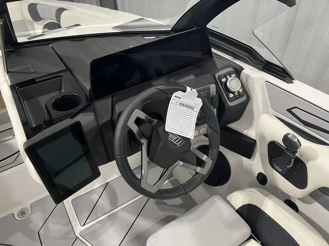 Slide: The Image of Malibu Wakesetter 21 LX 2025 - 22