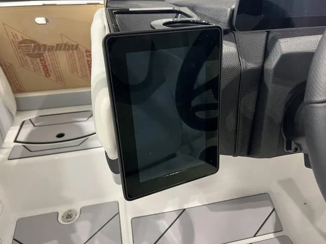 Slide: The Image of Malibu Wakesetter 21 LX 2025 - 23