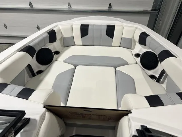 Slide: The Image of Malibu Wakesetter 21 LX 2025 - 26