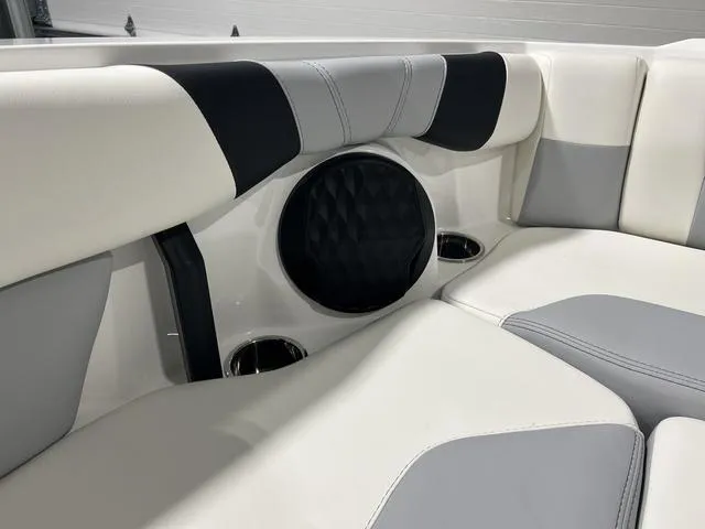 Slide: The Image of Malibu Wakesetter 21 LX 2025 - 27