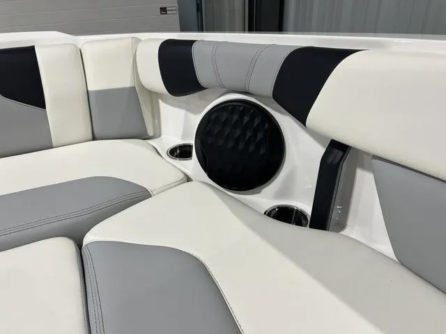 Slide: The Image of Malibu Wakesetter 21 LX 2025 - 28