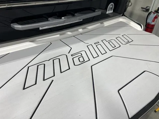 Slide: The Image of Malibu Wakesetter 21 LX 2025 - 6