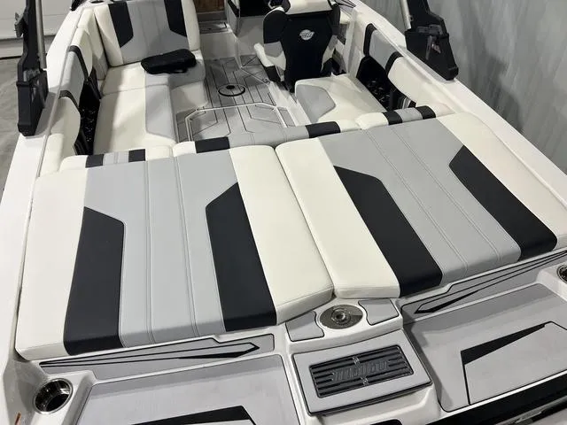 Slide: The Image of Malibu Wakesetter 21 LX 2025 - 8