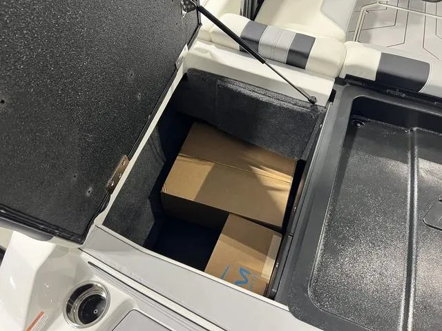 Slide: The Image of Malibu Wakesetter 21 LX 2025 - 9