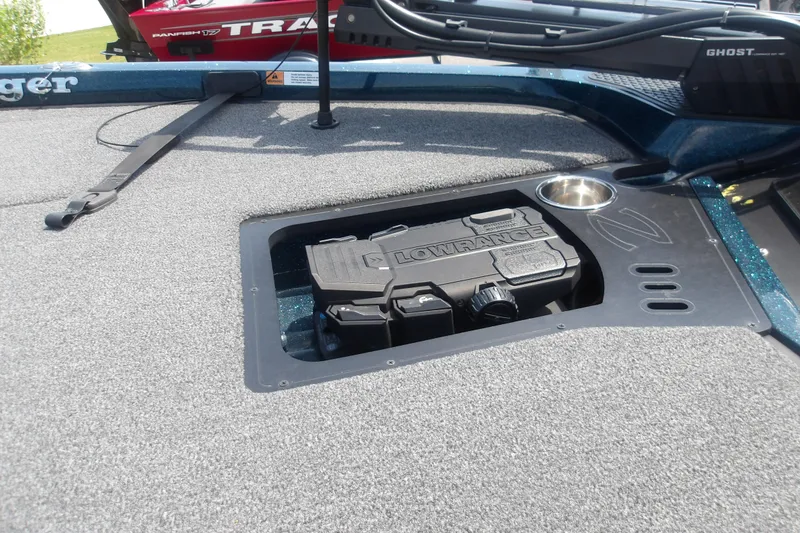 Slide: The Image of 2025 Ranger Z518 Cup-Equipped boat with Lowrance electronics and Ghost trolling motor. - 16