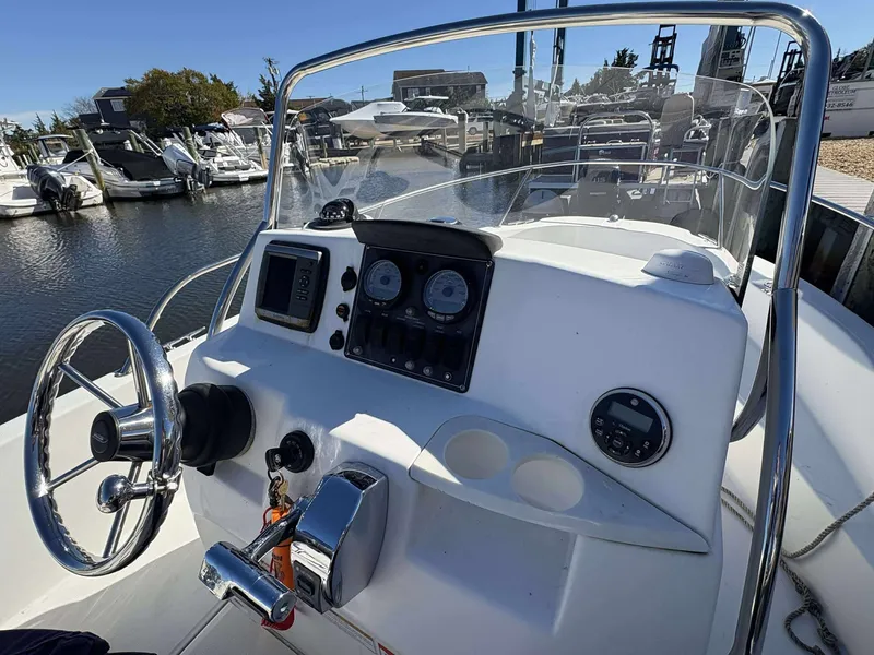 Slide: The Image of Boston Whaler 180 DAUNTLESS 2011 - 15