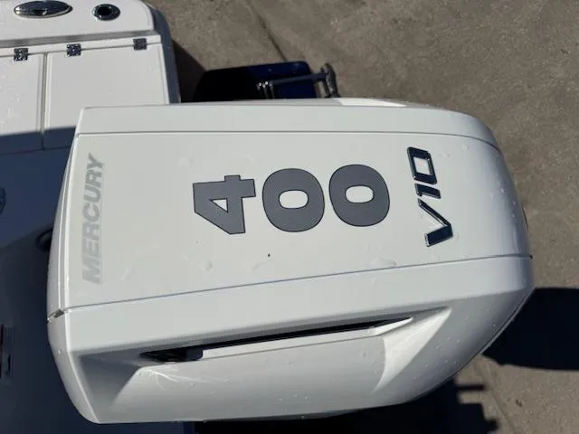 Slide: The Image of Mercury 400 V10 outboard engine on 2025 Robalo 266 Cayman boat. - 22