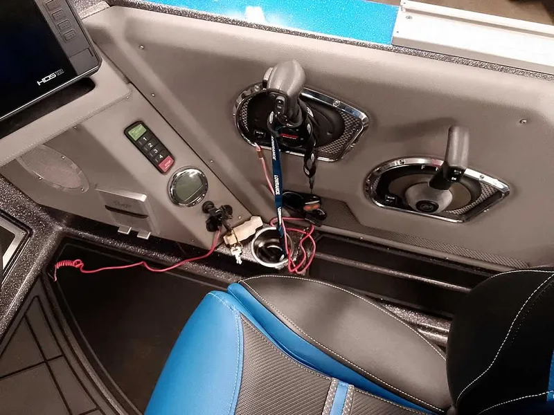 Slide: The Image of 2021 Ranger 622FS Pro boat interior with control panel and blue seat. - 37