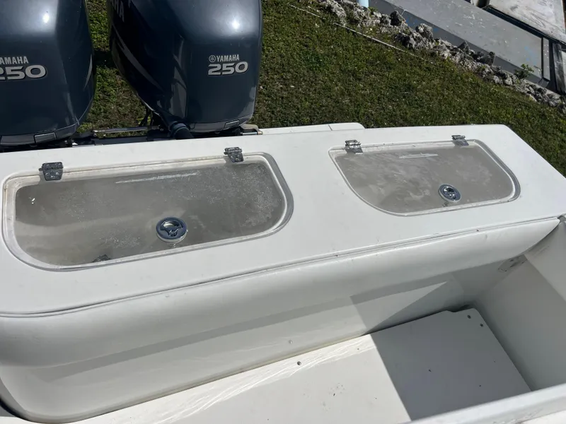 Slide: The Image of 1999 Contender 35 Center Console with Yamaha 250 engines, featuring dual livewells. - 33