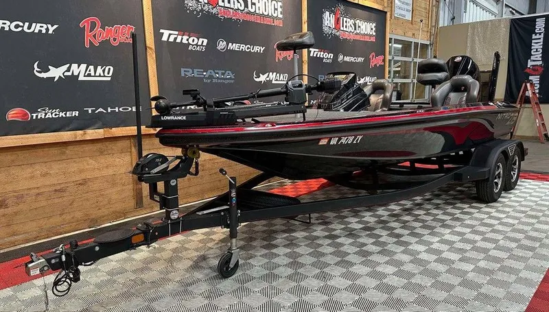 Slide: The Image of 2023 Nitro Z19 Pro boat on display with trailer in showroom. - 4