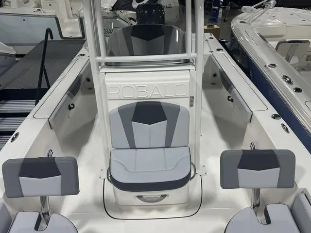 Slide: The Image of Robalo 226 Cayman 2025 - 10