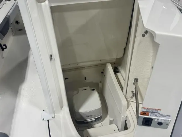 Slide: The Image of Robalo 226 Cayman 2025 - 11