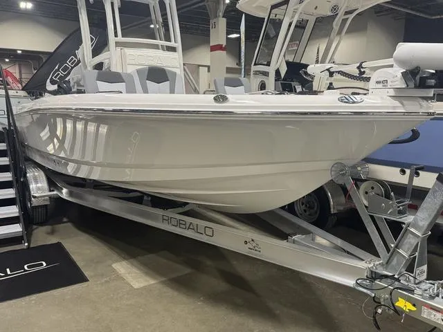 Slide: The Image of Robalo 226 Cayman 2025 - 3
