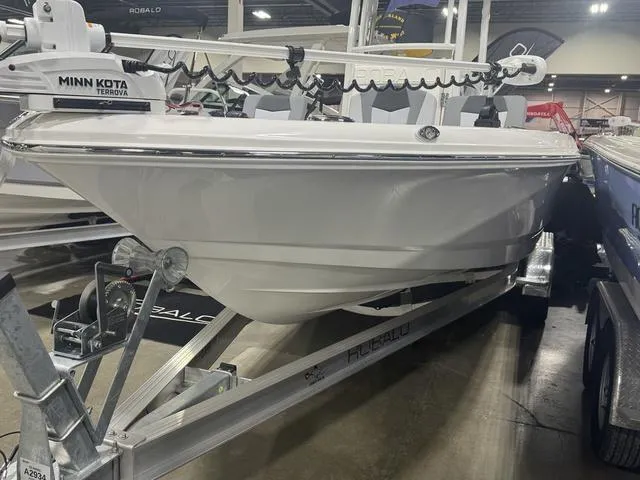 Slide: The Image of Robalo 226 Cayman 2025 - 4