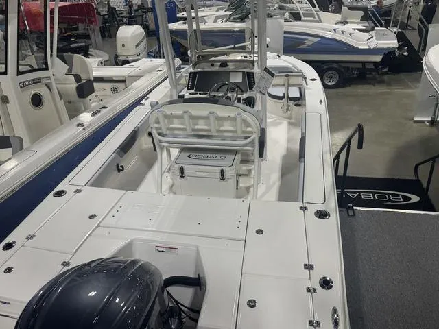 Slide: The Image of Robalo 226 Cayman 2025 - 6