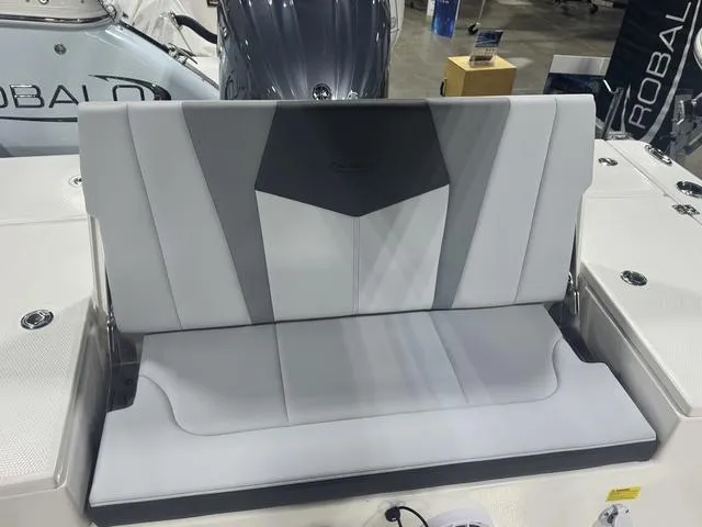 Slide: The Image of Robalo 226 Cayman 2025 - 7