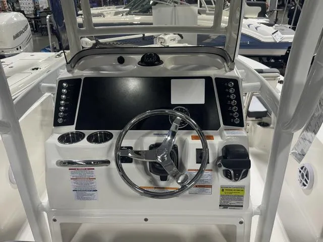 Slide: The Image of Robalo 226 Cayman 2025 - 8