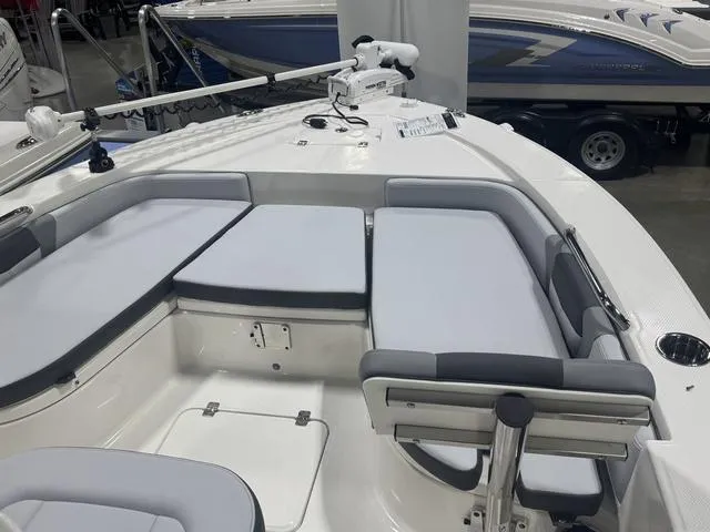 Slide: The Image of Robalo 226 Cayman 2025 - 9
