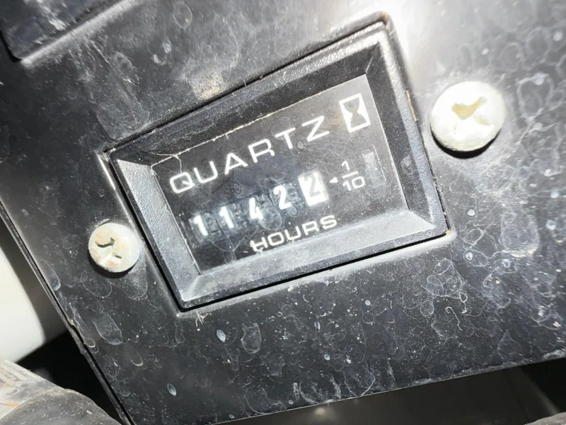 Slide: The Image of Quartz hour meter showing 1142.2 hours on 1986 Cruisers Yachts 297 Elegante. - 26