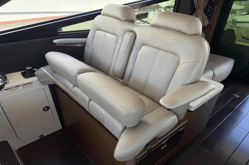 Slide: The Image of Sea Ray 470 Sundancer 2016 - 23