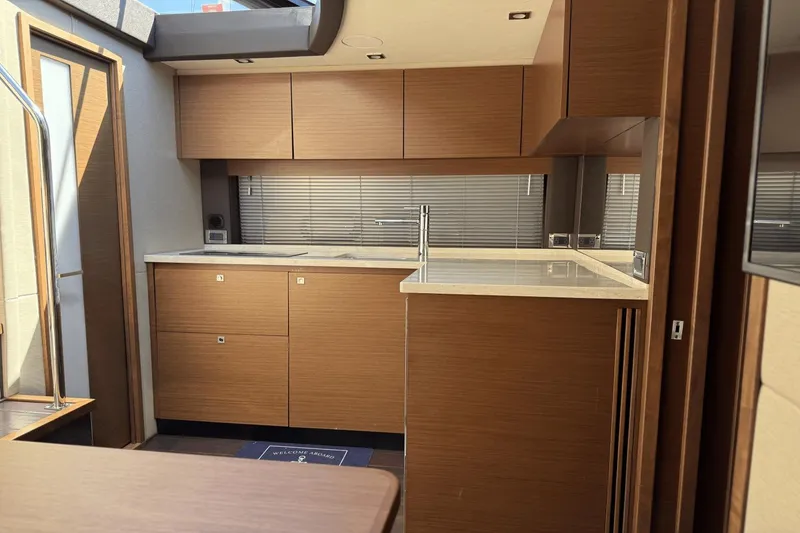 Slide: The Image of Sea Ray 470 Sundancer 2016 - 38