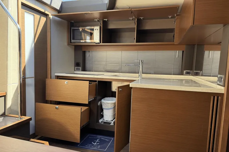 Slide: The Image of Sea Ray 470 Sundancer 2016 - 40