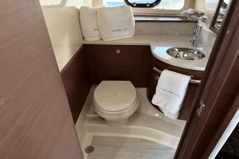 Slide: The Image of Sea Ray 470 Sundancer 2016 - 51