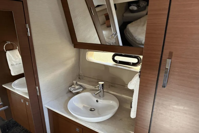 Slide: The Image of Sea Ray 470 Sundancer 2016 - 58