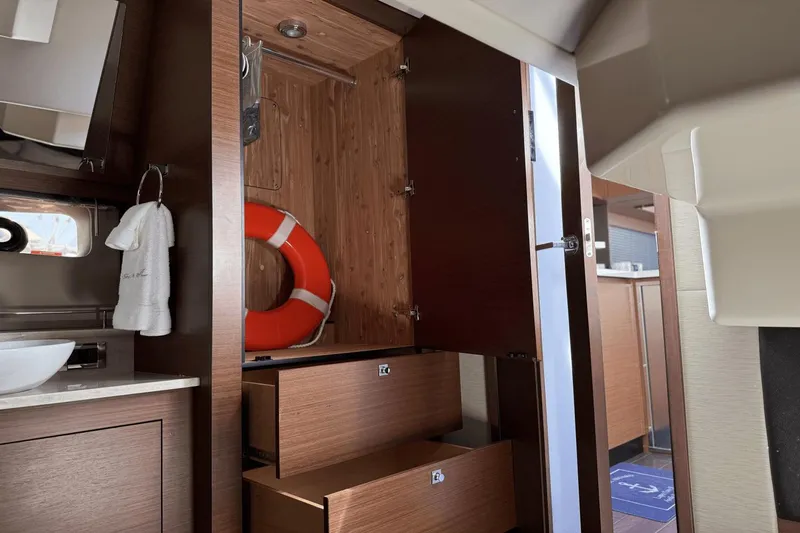 Slide: The Image of Sea Ray 470 Sundancer 2016 - 60