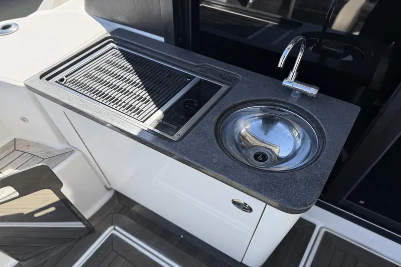 Slide: The Image of Sea Ray 470 Sundancer 2016 - 8