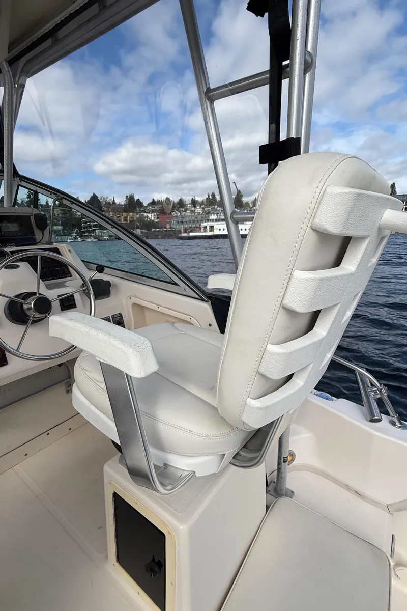 Slide: The Image of 2001 Grady-White Sailfish 274 boat interior with captain's chair and steering wheel. - 25