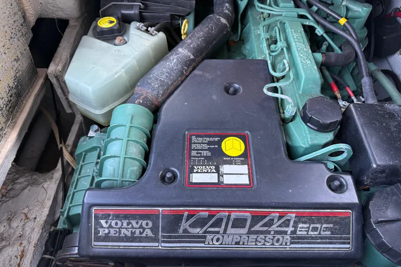 Slide: The Image of Volvo Penta KAD44 EDC engine in 2001 Grady-White Sailfish 274 boat. - 40