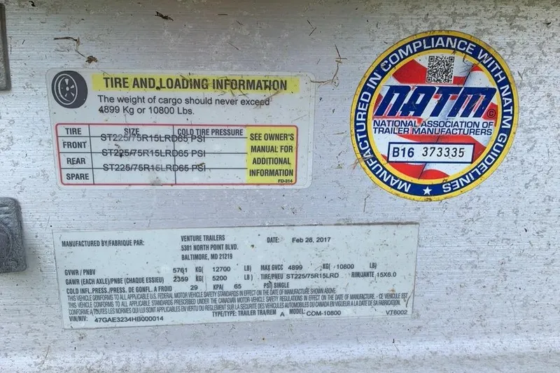 Slide: The Image of Tire and loading information label on a Grady-White Sailfish 274, 1999 model. - 47