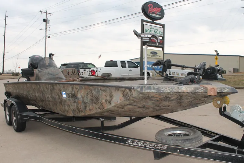 Slide: The Image of 2023 Excel Catfish Pro 21 Side Console boat on trailer at dealership. - 18